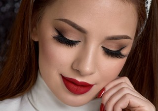 Klasične crvene sjajne usne + Soft Smokey Winged Eyeliner i vodič za šminkanje